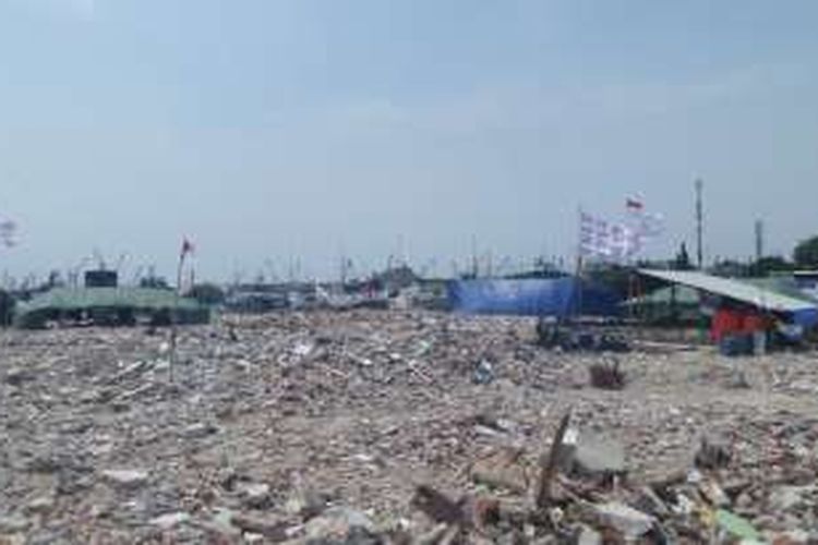 Senin (9/5/2016), pasca penertiban di Pasar Ikan, Penjaringan, Jakarta Utara, ada sekitar 7 tenda serta belasan gubuk berukuran 3x4  yang telah berdiri