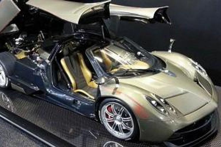 Pagani Huayra с доберманом
