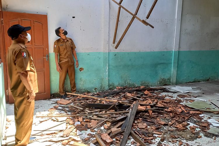 Kondisi ruang kelas SD Negeri Sumuragung 1, di Desa Sumuragung, Kecamatan Baureno, Kabuoaten Bojonegoro, Jawa timur, runtuh lantaran sudah lapuk dan dimakan rayap.