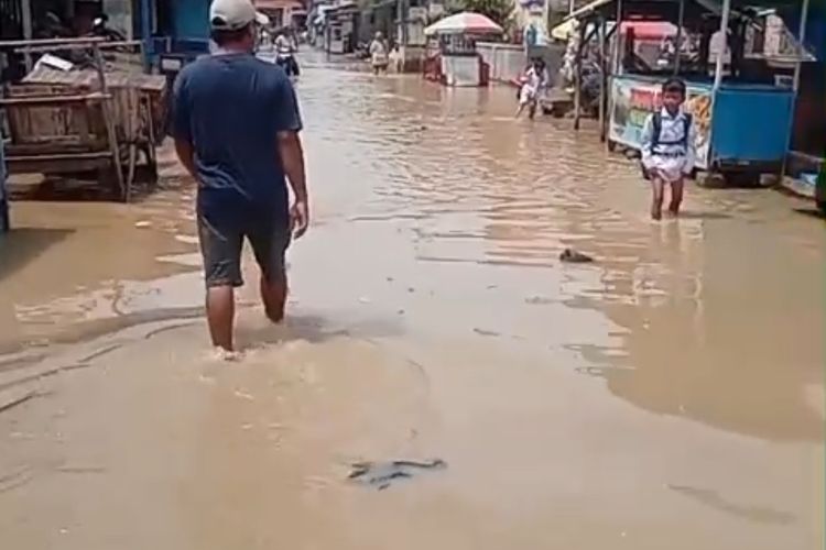 Kondisi banjir rob di pesisir Desa Eretan Wetan, Kecamatan Kandanghaur, Kabupaten Indramayu yang berubah warna menjadi coklat pekat, Jumat (21/11/2025)