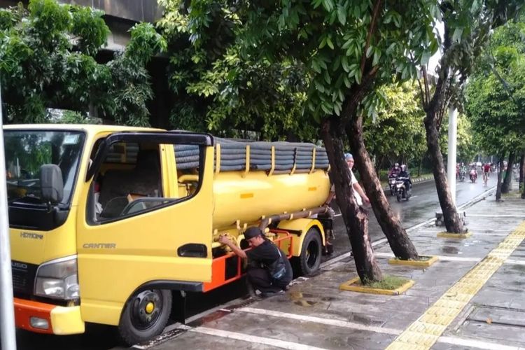 Sebuah truk kedapatan membuang tinja di Jalan Ahmad Yani, Matraman, Jakarta Timur. Informasi itu awalnya diunggah oleh salah satu akun media sosial. Dinarasikan, truk bernomor polisi B 3053  TFA itu membuang tinja di Jalan Ahmad Yani pada Selasa (17/5/2022), sekitar pukul 15.30 WIB.