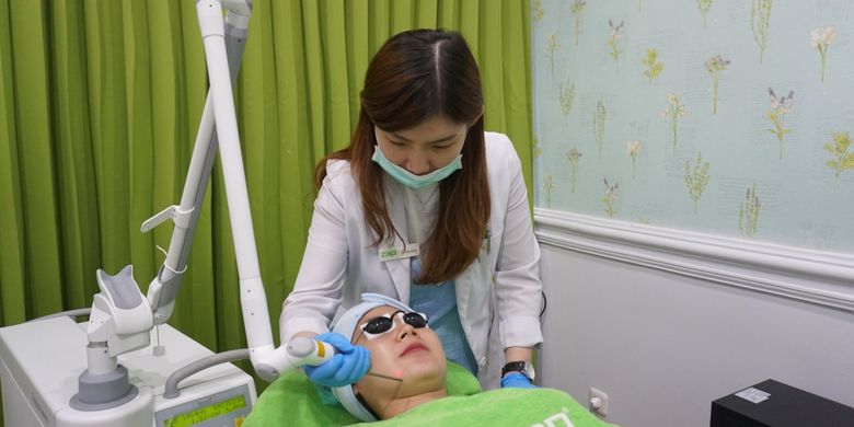 Face Toning menggunakan sinar laser, dilakukan oleh dokter dalam kurang lebih sepuluh menit.
