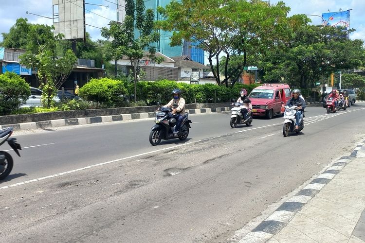 Kondisi jalan berlubang di Jalan Raya Margonda, Depok atau tepatnya di depan Klinik Pertamedika Inc pada Senin (9/1/2023).
