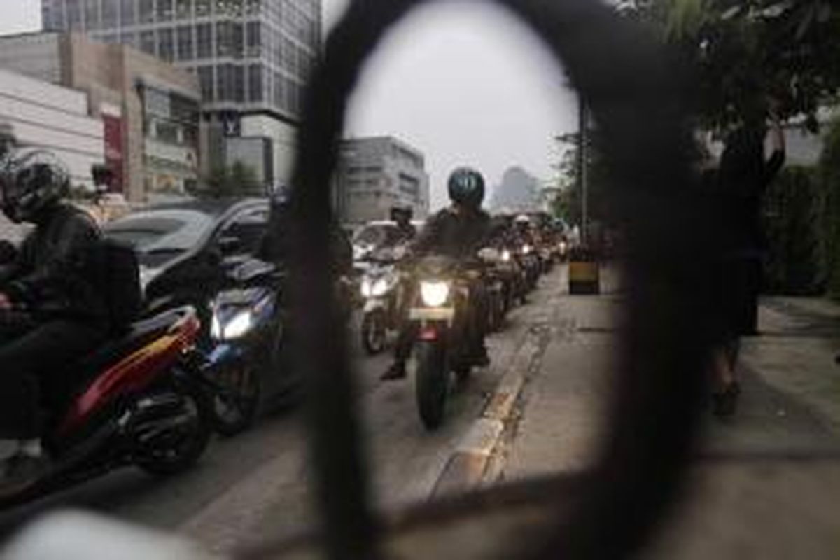 Motor terjebak kemacetan saat jam pulang kerja di Jalan MH Thamrin, Jakarta, Selasa (11/11/2014). Selama Desember Pemprov DKI Jakarta akan membatasi kendaraan roda dua melintas Jalan MH Thamrin mulai dari Bundaran Hotel Indonesia sampai Istana Merdeka.