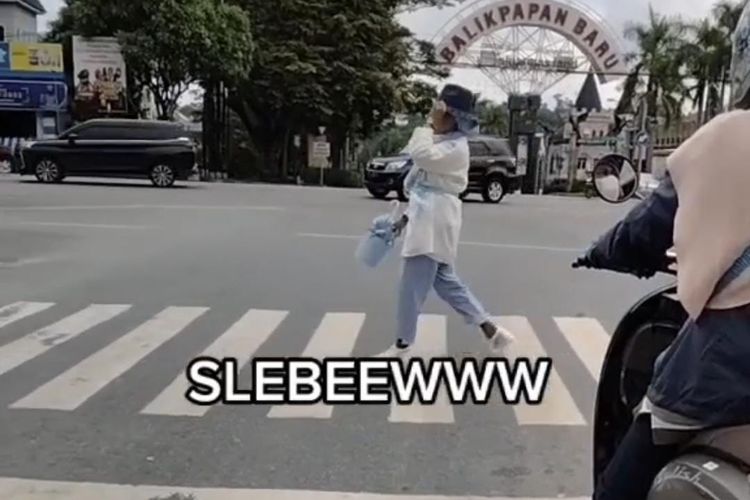 Emak-emak yang viral menyeberang jalan sembari fashion show menuai sorotan