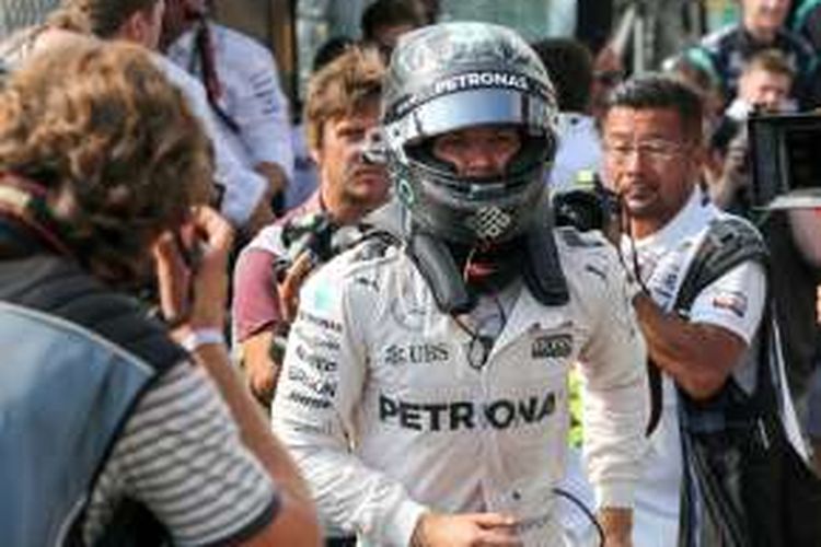 Pebalap Mercedes asal Jerman, Nico Rosberg, berjalan setelah memenangi balapan GP Belgia di Sirkuit Spa-Francorchamps, Minggu (28/8/2016).