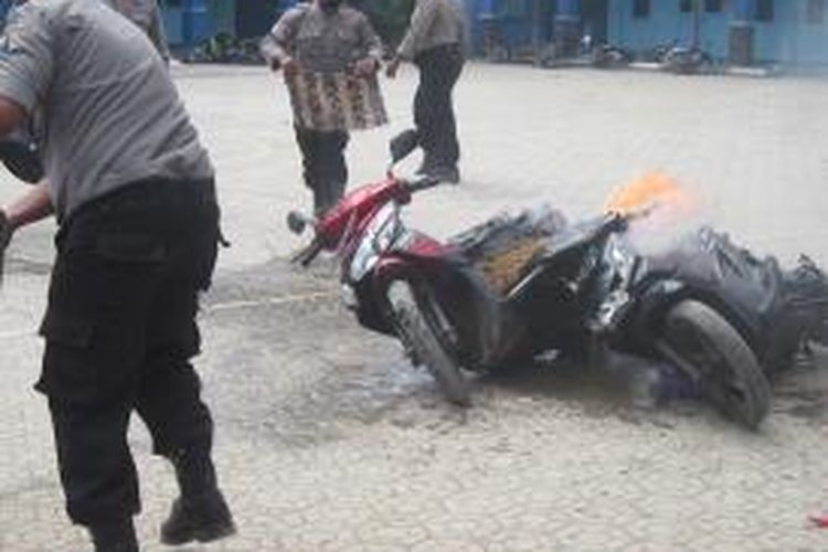 Sepeda motor yang dibakar massa di halaman masjid Darussolihin.
