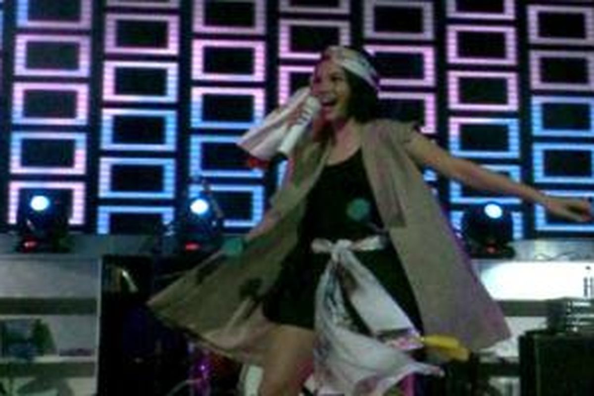 Andien Aisyah tampil di panggung Amphiteater dalam Soundrenaline 2015, yang diadakan di Garuda Wisnu Kencana, Badung, Bali, Sabtu (5/9/2015).