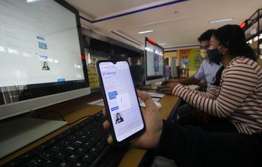 Petugas mendampingi warga yang melakukan pendaftaran calon peserta Kartu Prakerja di LTSA-UPT P2TK di Surabaya, Jawa Timur, Senin (13/4/2020). Pemprov Jawa Timur membuka 56 posko yang tersebar di 38 kabupaten/kota di Jawa Timur untuk memberikan pelayanan dan pendampingan kepada masyarakat yang terdampak COVID-19 dalam mendaftar program Kartu Prakerja. ANTARA FOTO/Moch Asim/wsj.