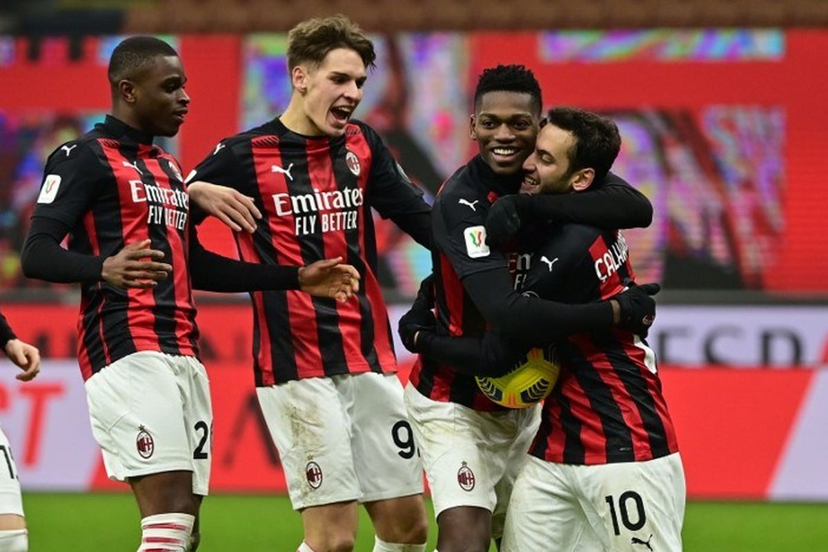 Gelandang AC Milan, Giacomo Olzer (kedua dari kiri), merayakan kemenangan Rossoneri pada laga Coppa Italia kontra Torino di Stadion San Siro, Rabu (13/1/2021) dini hari WIB.
