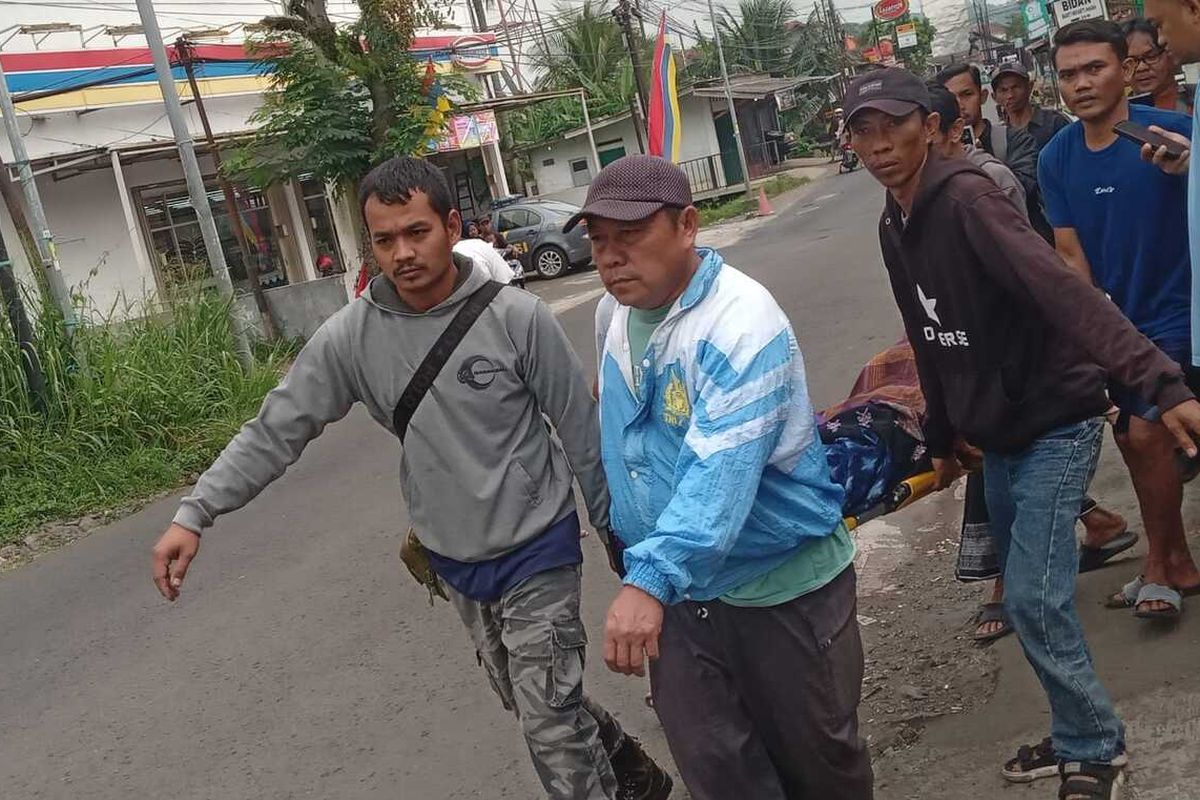 Petugas mengevakuasi salah satu jenazah korban pesta alkohol murni 96 persen di Kabupaten Cianjur, Jawa Barat, Sabtu (8/2/225) untuk dibawa ke rumah duka.