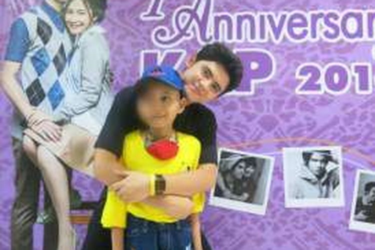 Pasien kanker anak Muhammad Furqon (12) atau yang biasa dipanggil Pupur foto bersama artis idolanya, Aliando Syarief.