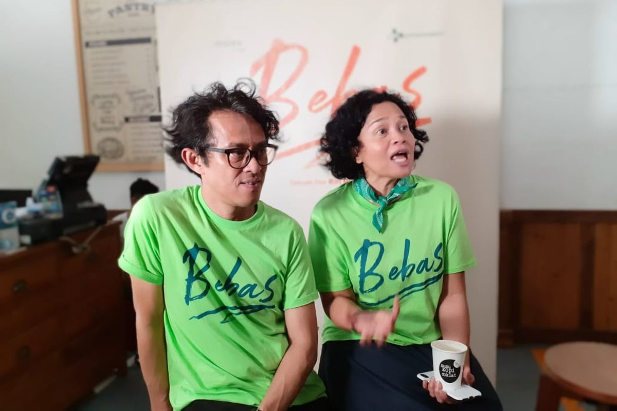 Sutradara film Bebas Riri Riza (kiri) dan produser film itu, Mira Lesmana, berbicara dalam jumpa pers film tersebut di kawasan Cipete, Jakarta Selatan, Selasa (12/3/2019).