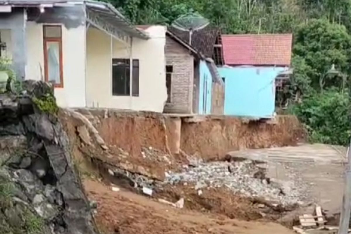 Tanah Ambles 3 Meter di Wonogiri, Dua Rumah dan Masjid Rusak Berat