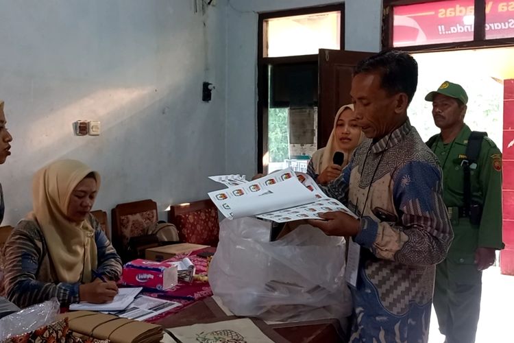 Proses pemungutan suara di TPS 01 Desa Wadas, Kecamatan Bener Kabupaten Purworejo pada Rabu (14/2/2024)