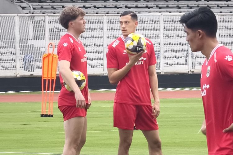 Jay Idzes (kanan) dan Ole Romeny (kiri) berbincang dalam sesi latihan terbuka Timnas Indonesia di Stadion Madya, Jakarta, Minggu (29/3/2026).