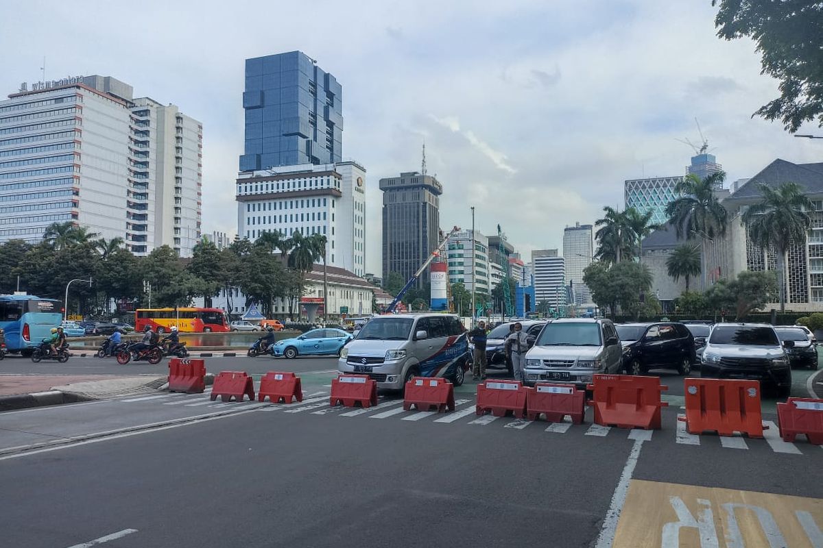 Penutupan Jalan Medan Merdeka Barat akibat adanya aksi demo mahasiswa yang tergabung dalam BEM SI di kawasan Patung Arjuna Wijaya, Jakarta Pusat, Senin (28/3/2022).
