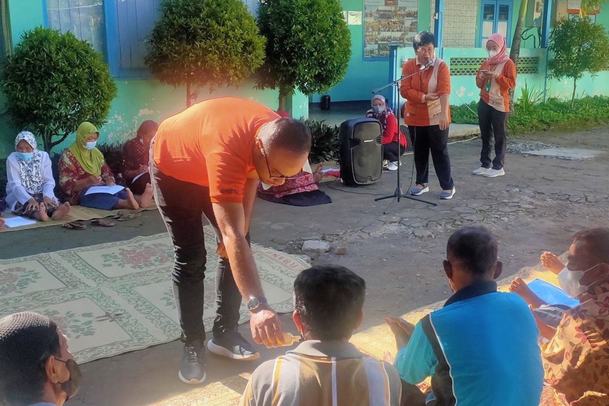 Kepala Puskesmas Sentolo I, Renny Lo dan dokter Sotya Satmoka Adira melayani pasien lanjut usia dan diabetes melitus di Puskesmas Sentolo I, Kalurahan Sentolo, Kapanewon Sentolo, Kabupaten Kulon Progo, Daerah Istimewa Yogyakarta.