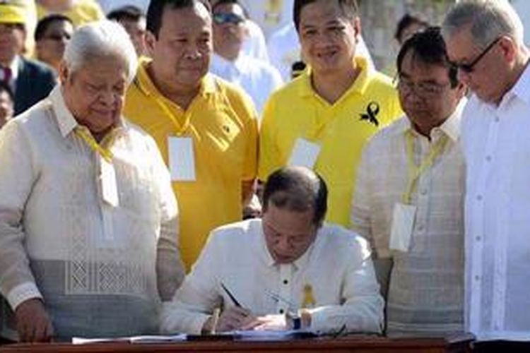 Presiden Filipina Benigno Aquino mendandatangani undang-undang yang memastikan korban pelanggaran HAM di masa pemerintahan Ferdinand Marcos mendapatkan kompensasi. Penandatangan undang-undang ini dilakukan dalam rangka peringatan 27 tahun "People Power" yang mengakhiri kekuasaan Marcos.