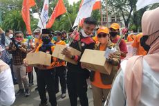 Unjuk Rasa Buruh, Polisi Bagikan Paket Sembako ke Peserta Demo