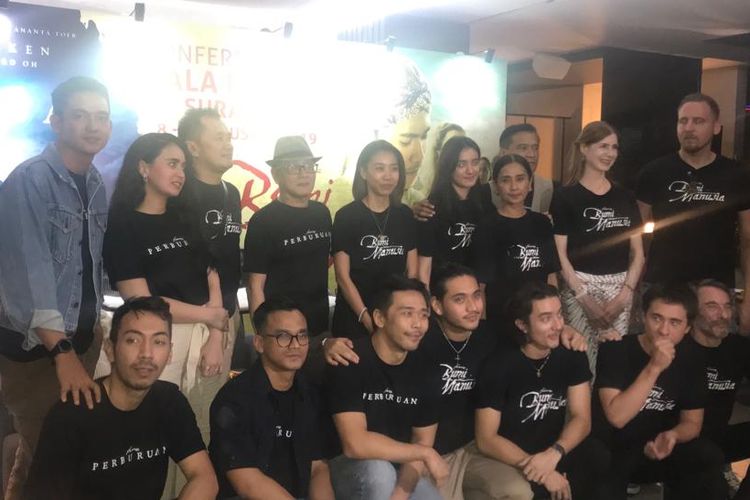 Para pemain filmBumi Manusia dan Perburuan menggelar jumpa pers di RBoJ Coffee, Pancoran, Jakarta Selatan, Kamis malam (1/8/2019).