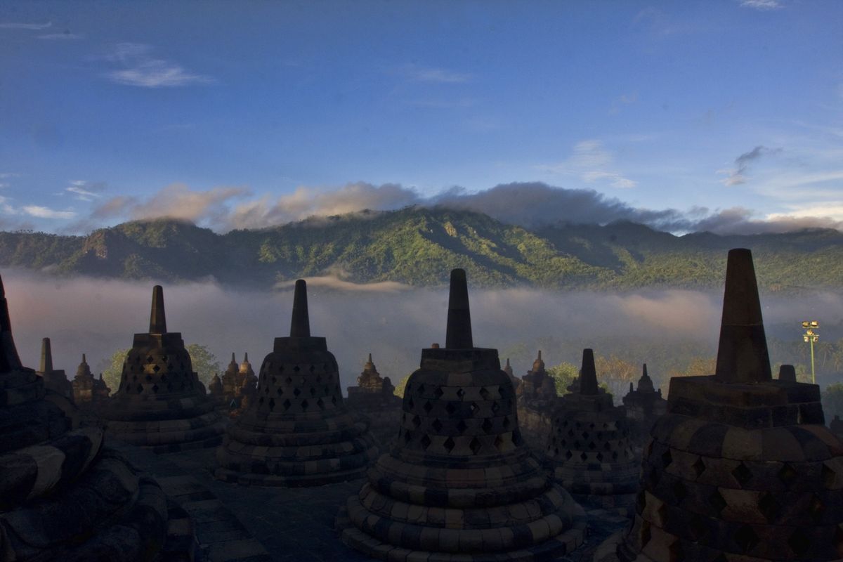 Kabut berarak di sekitar Candi Borobudur, magelang, Jawa Tengah.