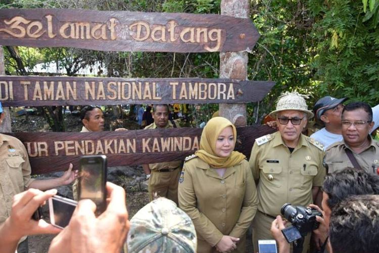 Bupati Bima, Hj Indah Dhamayanti Putri, bersama rombongan saat meresmikan jalur pendakian ke Gunung Tambora, Selasa (12/12/2017).