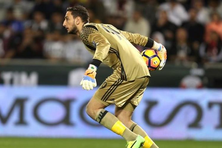 Aksi kiper AC Milan pada pertandingan Piala Super Italia melawan Juventus di Doha pada 23 Desember 2016.  