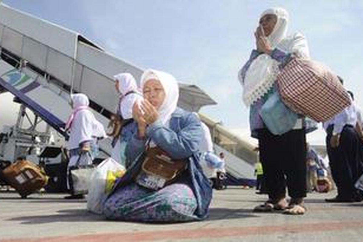 Ilustrasi: Jemaah Haji Kloter 1 asal Kabupaten Bojonegoro berdoa sesaat tiba di Bandara Udara  Internasional Juanda, Sidoarjo, Jawa Timur, Kamis (1/11/2012). Sebanyak 445 jamaah haji kloter 1 dari Kabupaten Bojonegoro  tiba kembali di Tanah Air dengan menggunakan Saudi Arabian Airlines .