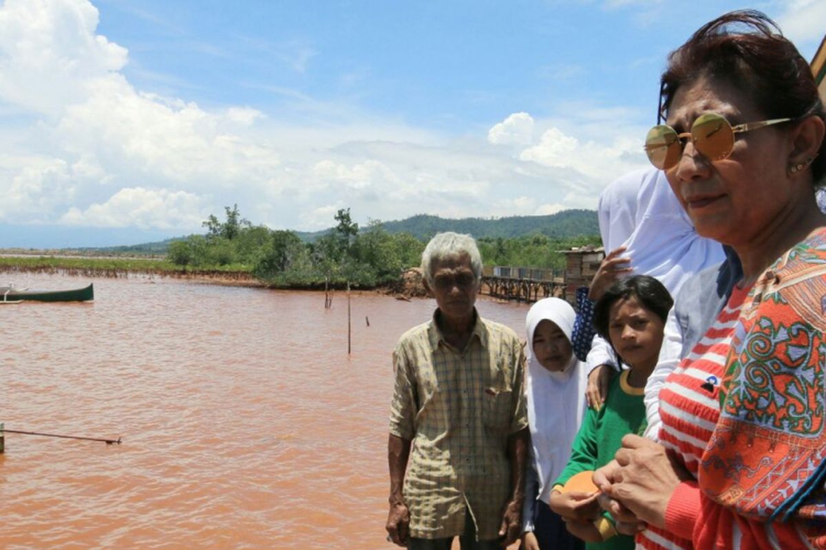 Menteri Kelautan dan Perikanan Susi Pudjiastuti saat meninjau pesisir Desa Hakatutobu, Kecamatan Pomala, Kabupaten Kolaka