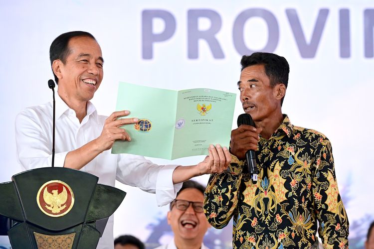 Presiden Joko Widodo saat mengecek salah satu sertifikat tanah milik warga di Grobogan, Jawa Tengah, Selasa (23/1/2024).