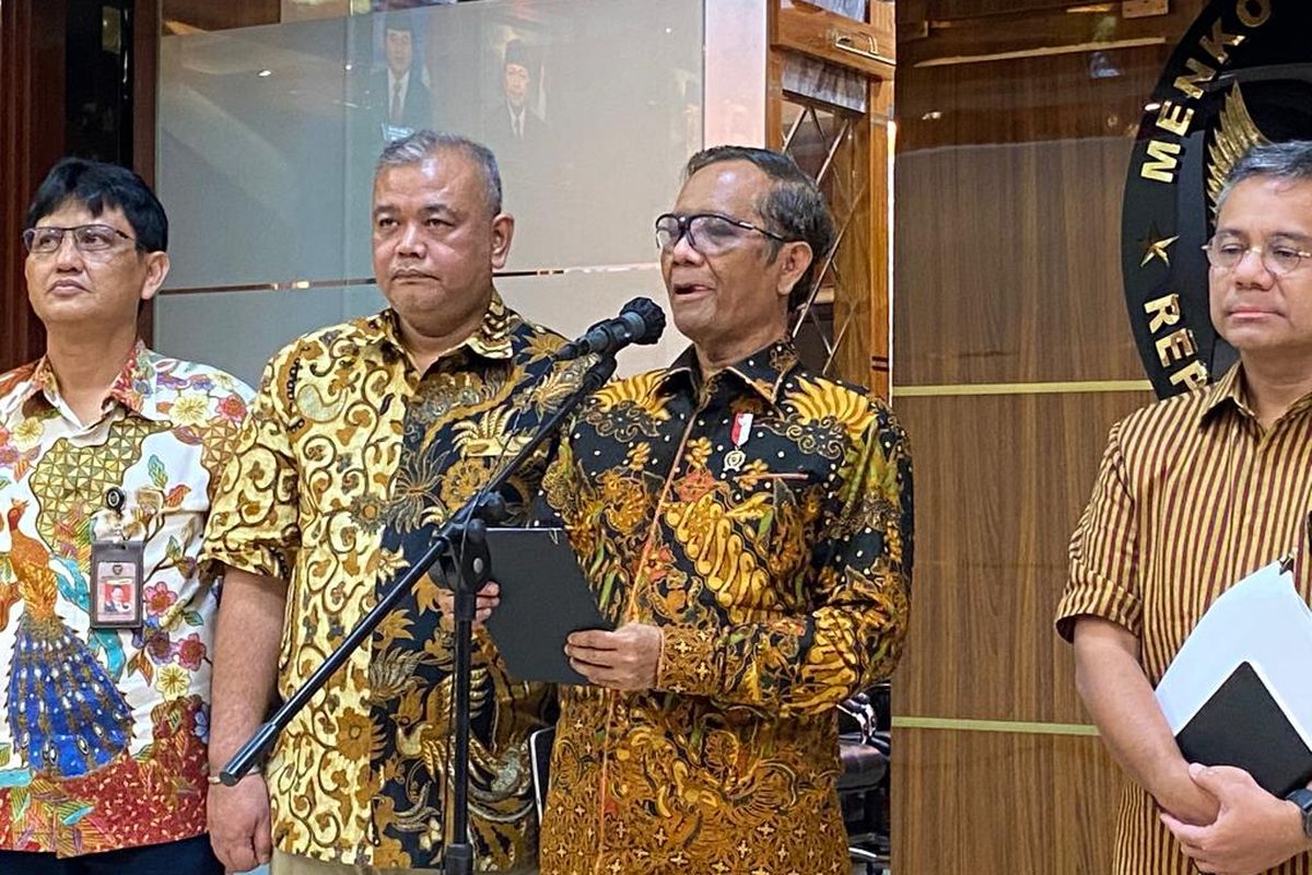 Menteri Koordinator Bidang Politik, Hukum, dan Keamanan (Menko Polhukam) Mahfud MD menyebutkan ada 467 pegawai Kementerian Keuangan (Kemenkeu) yang diduga melakukan pencucian uang.  Hal itu diungkapkan Mahfud usai mengadakan pertemuan dengan Wakil Menteri Keuangan Suahazil Nazara beserta jajaran di Kantor Kemenko Polhukam, Jakarta, Jumat (10/3/2023) petang.