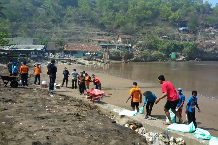 Pembuatan Talut Darurat oleh Tim Sar Satlinmas Korwil II Gunungkidul di Pantai Baron, Jumat (20/7/2018)