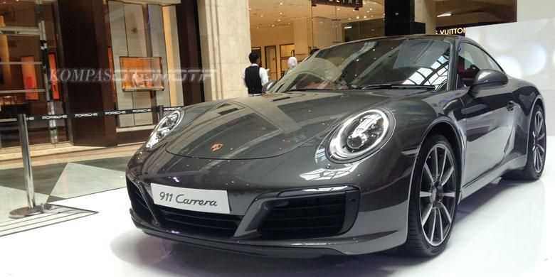 Porsche 911 Carrera dengan mesin baru, yang diluncurkan di Jakarta, Kamis (28/7/2016).