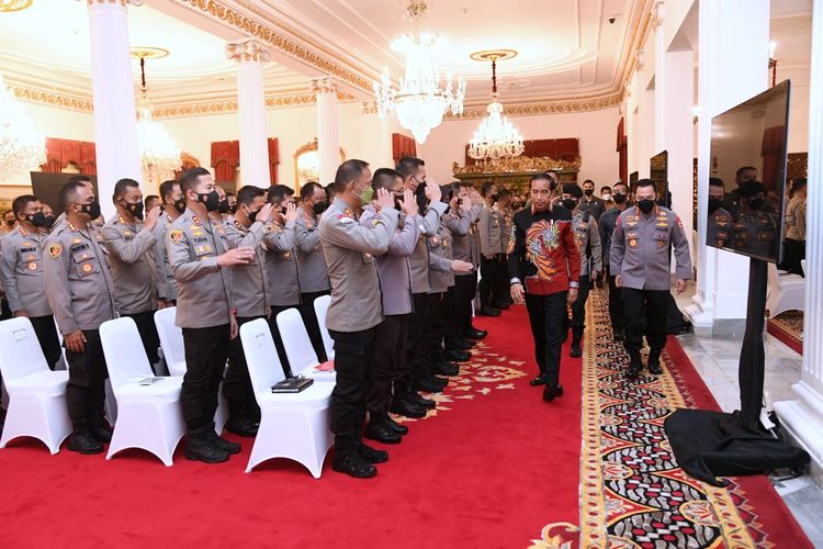 Jokowi Minta Pejabat Polri Tidak Gagah-gagahan Naik Mobil Mewah dan Moge