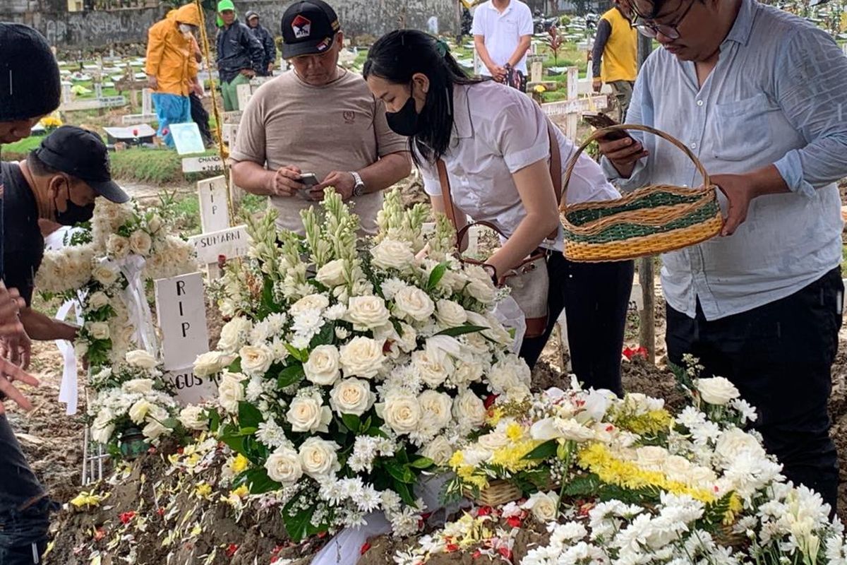 MBP (30) pemotor yang ditabrak dan dilindas di Cakung, dimakamkan di Tempat Pemakaman Umum (TPU) Perwira, Bekasi Utara, Jumat (16/6/2023). Keluarga serta kerabat turun mengantarkan mendiang MBP ke tempat teristirahatan terakhirnya.