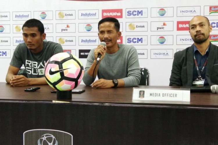 Pelatih PSMS Medan Djadjang Nurdjaman bersama kapten tim Legimin Raharjo saat konferensi pers usai laga kontra Sriwijaya di Stadion Gelora Bandung Lautan Api (GBLA), Jumat (26/1/2018) malam. 