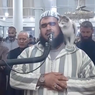 Momen Kucing Panjat Imam Tarawih di Masjid Aljazair, Bikin Gagal Fokus