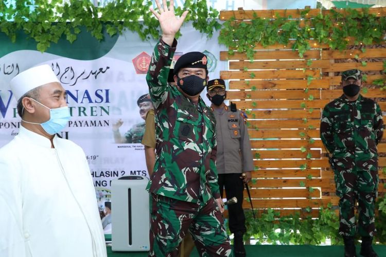 Panglima TNI Marsekal Hadi Tjahjanto saat meninjau pelaksanaan vaksinasi yang di Pondok Pesantren Yajri Payaman, Magelang, Jawa Tengah, Senin (20/9/2021). 