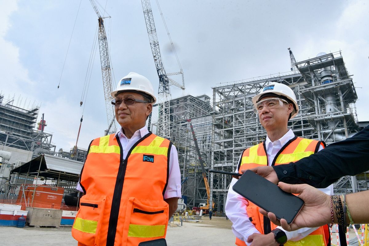 (kiri) Menteri ESDM meninjau progres pembangunan smelter PT Freeport Indonesia (PTFI) di Kawasan JIIPE, Gresik, Jawa Timur pada Kamis (29/2/2024). 