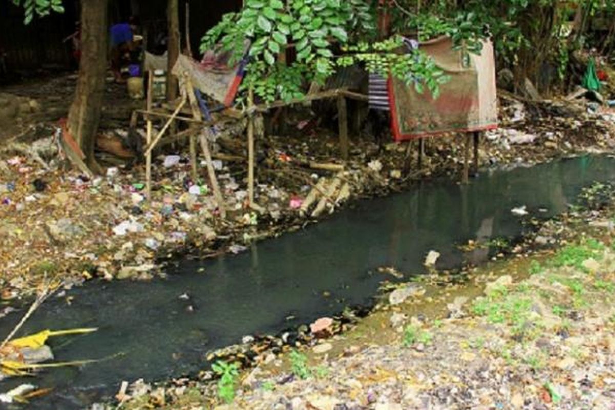 Sampah menumpuk di tepi Sungai Cakung, seperti terlihat di Kelurahan Ujung Menteng, Kecamatan Cakung, Jakarta Timur, Senin (16/5/2016). Masih banyaknya sampah yang dibuang ke sungai mencerminkan minimnya kesadaran masyarakat dalam menjaga sungai.