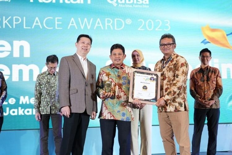 Direktur Utama BPJS Kesehatan Ghufron Mukti (tengah) saat menerima penghargaan pada ajang Stellar Workplace Award Ke-8 2023 yang diselenggarakan di Jakarta, Rabu (8/11/2023).