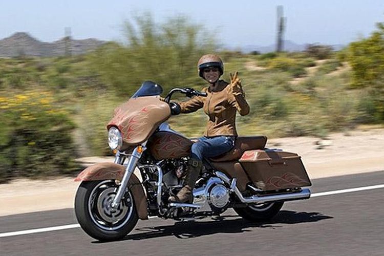 Lady biker di Amerika Serikat, merasa jauh lebih baik ketika riding ketimbang spa dan pijat.