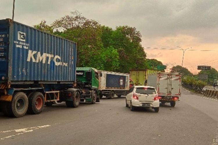 Arus Lalu Lintas di Gerbang Tol Keluar Bitung Tangerang Masih Ramai dan Lancar, Senin (25/4/2022)