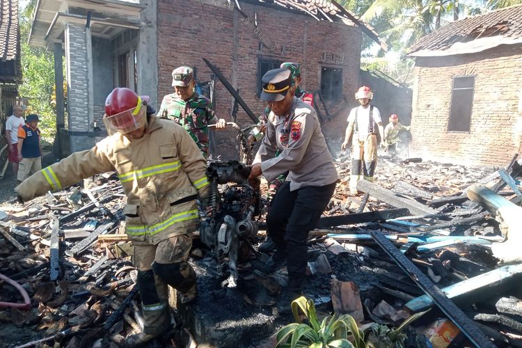 Sebuah rumah milik warga Desa Kalirancang, Kecamatan Alian, Kabupaten Kebumen, Jawa Tengah, ludes terbakar, Jumat (22/9/2023).