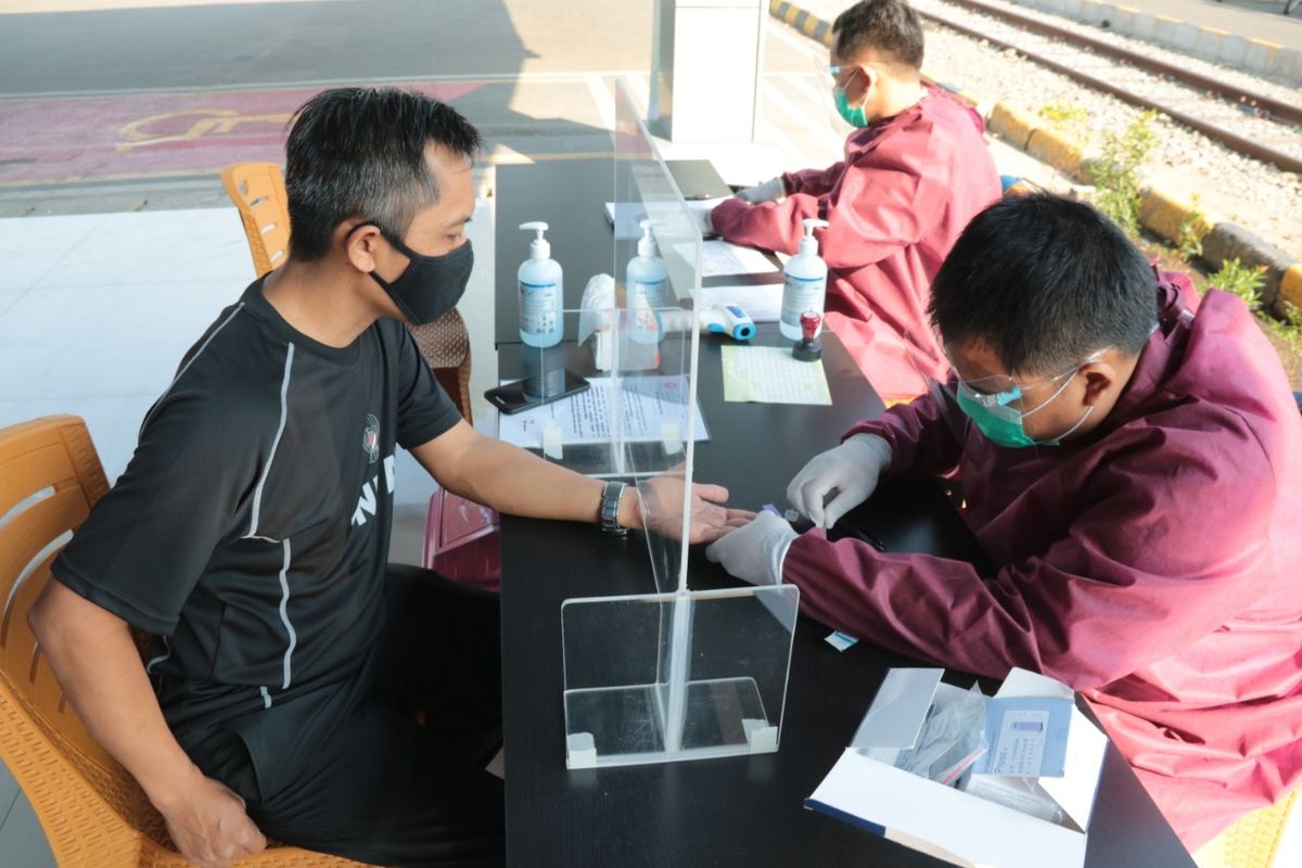 Salah seorang calon penumpang kereta api jarak jauh tengah mengikuti rapid test antigen di Stasiun Kiaracondong Bandung, Senin (21/12/2020).