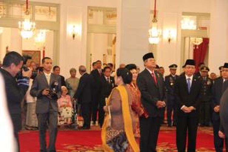Megawati Soekarnoputri berpapasan dengan Presiden Susilo Bambang Yudhoyono dalam pemberian gelar Pahlawan kepada Soekarno