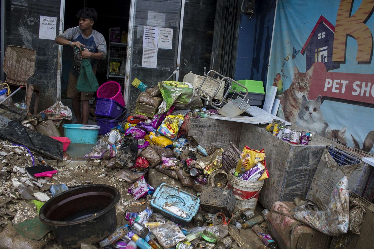 Sejumlah warga mengevakuasi barang berharga di ruko yang sempat terendam banjir di kawasan Pondok Gede Permai, Jati Asih, Bekasi, Jawa Barat, Kamis(2/1/2020). Banjir di kawasan tersebut, merupakan banjir terparah di wilayah Bekasi.