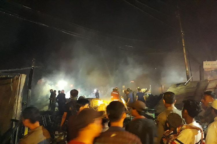 Kebakaran Melanda Belasan Lapak Warung Makan di jalanan sekitar Lapangan Multiguna, Bekasi Timur, Kota Bekasi, Kamis (18/7/2019).