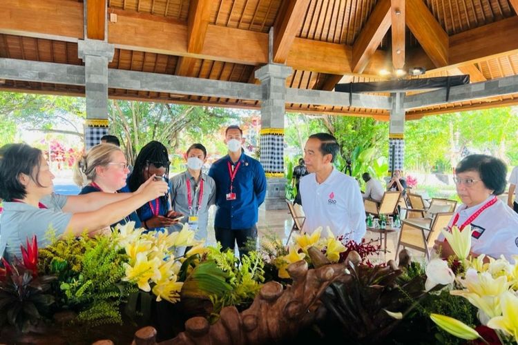 Momen saat Presiden Joko Widodo mengajak para wartawan asing meninjau kawasan konservasi mangrove Tahura di Denpasar, Bali, pada Rabu (16/11/2022).